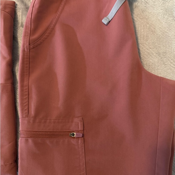 Figs Catarina One-Pocket Top, Yola Skinny Petite Pants - Picture 4 of 5